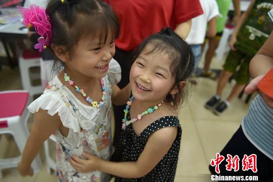 江蘇句容企業(yè)“留守兒童之家”讓親情面對面