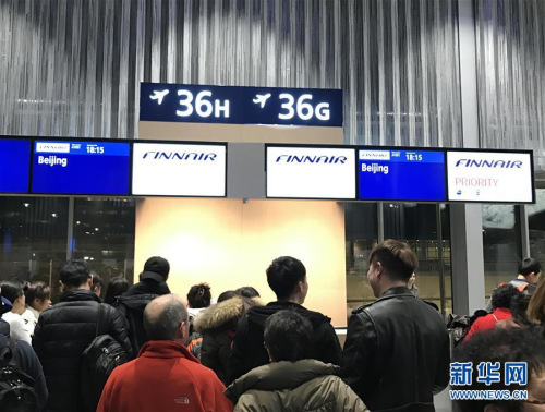 2017年1月25日，在芬蘭赫爾辛基，中國(guó)游客在機(jī)場(chǎng)等待乘坐芬航飛機(jī)回國(guó)。新華社記者張璇攝