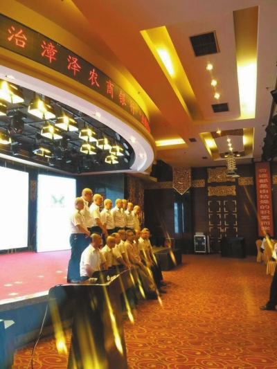 后排員工全被剃成光頭，前排員工被剃成“陰陽頭”。知情者供圖