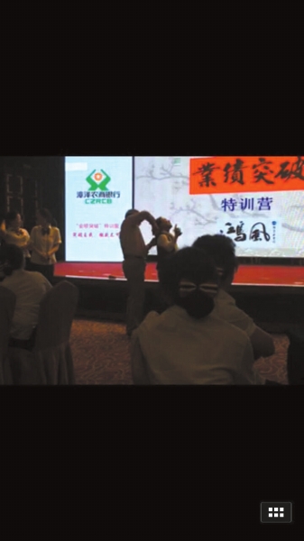 剪頭發(fā)。知情者供圖