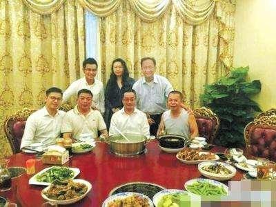 “穿山甲公子”在微博曬出的廣西官員請(qǐng)吃穿山甲圖。