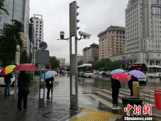 西安闖紅燈人臉抓拍系統(tǒng)上線每天約40人當(dāng)“屏�！�